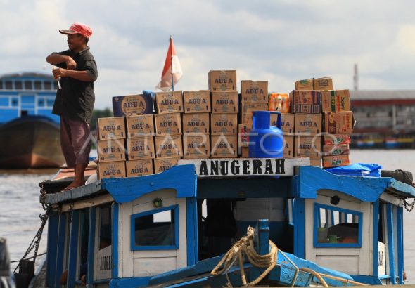 kapal-motor-angkutan-ke-hulu-kapuas-pvi8-dom